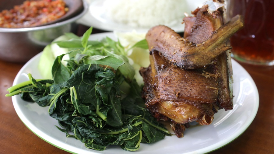 Rahasia Rasa Bebek Goreng H Slamet: Kenikmatan yang Menggigit Jiwa Cilacap